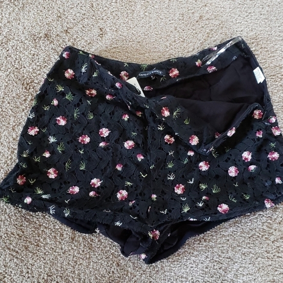 Kendall and Kylie High waisted Lace Floral Short - Picture 3 of 6